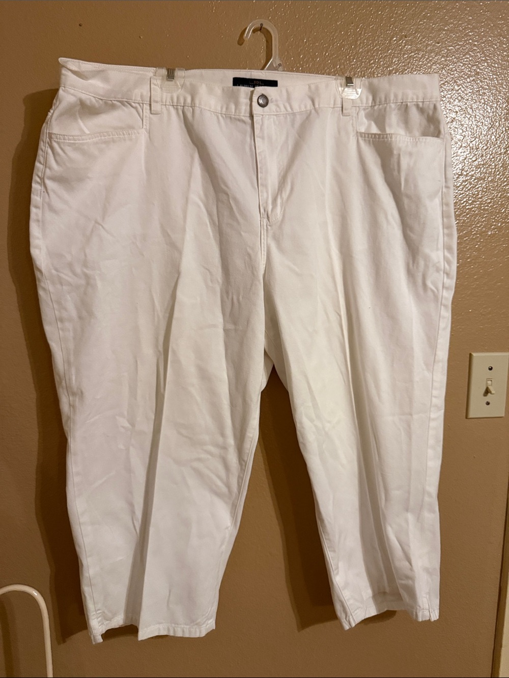 Classic White Stretch Capris with Front Pockets